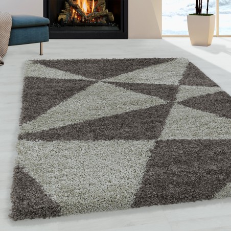 Woonkamer tapijt ontwerp hoogpolig tapijt patroon abstract driehoeken taupe